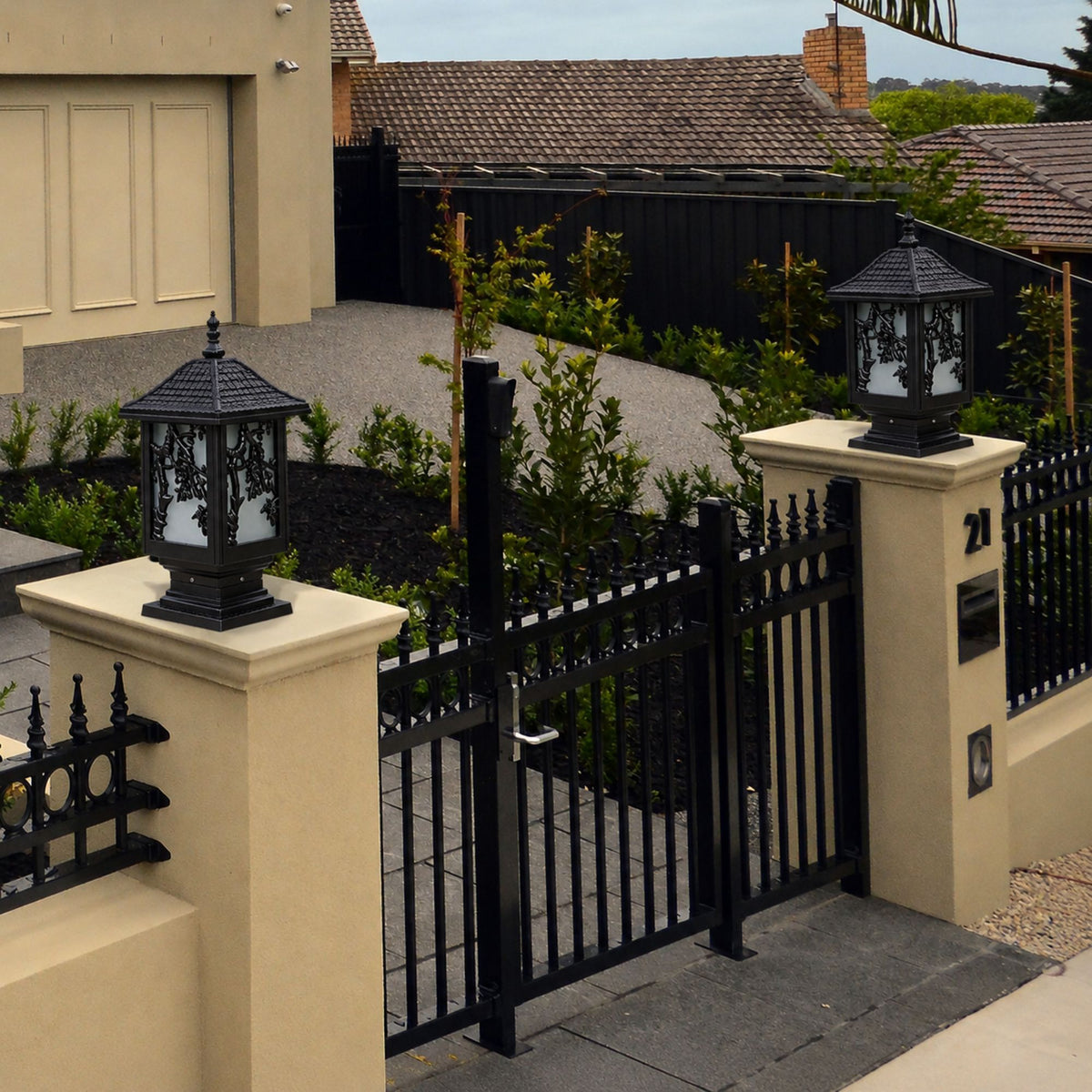 IsliLight | Elegant Floral Metal Outdoor Wall Lantern for Garden Pathways