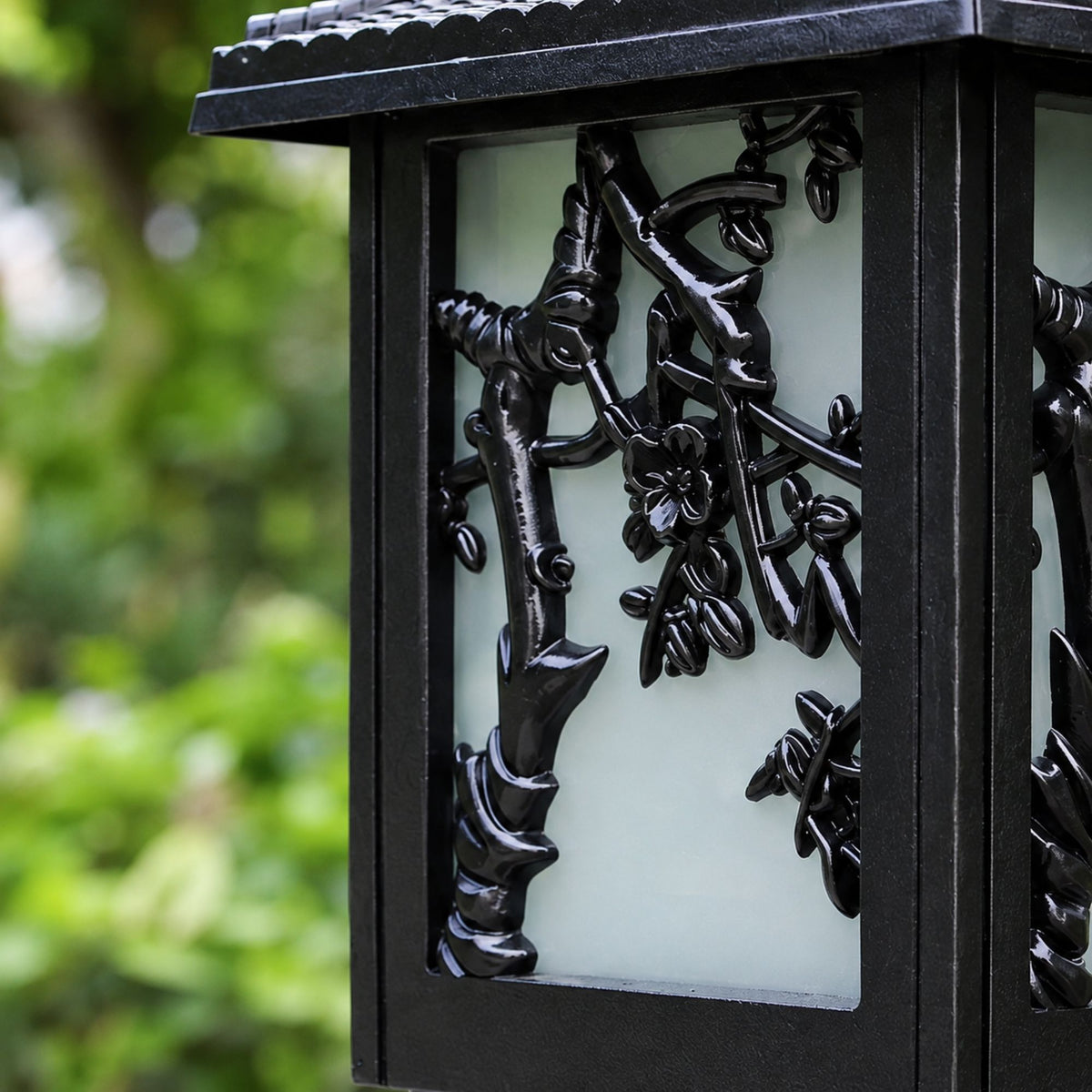 IsliLight | Elegant Floral Metal Outdoor Wall Lantern for Garden Pathways