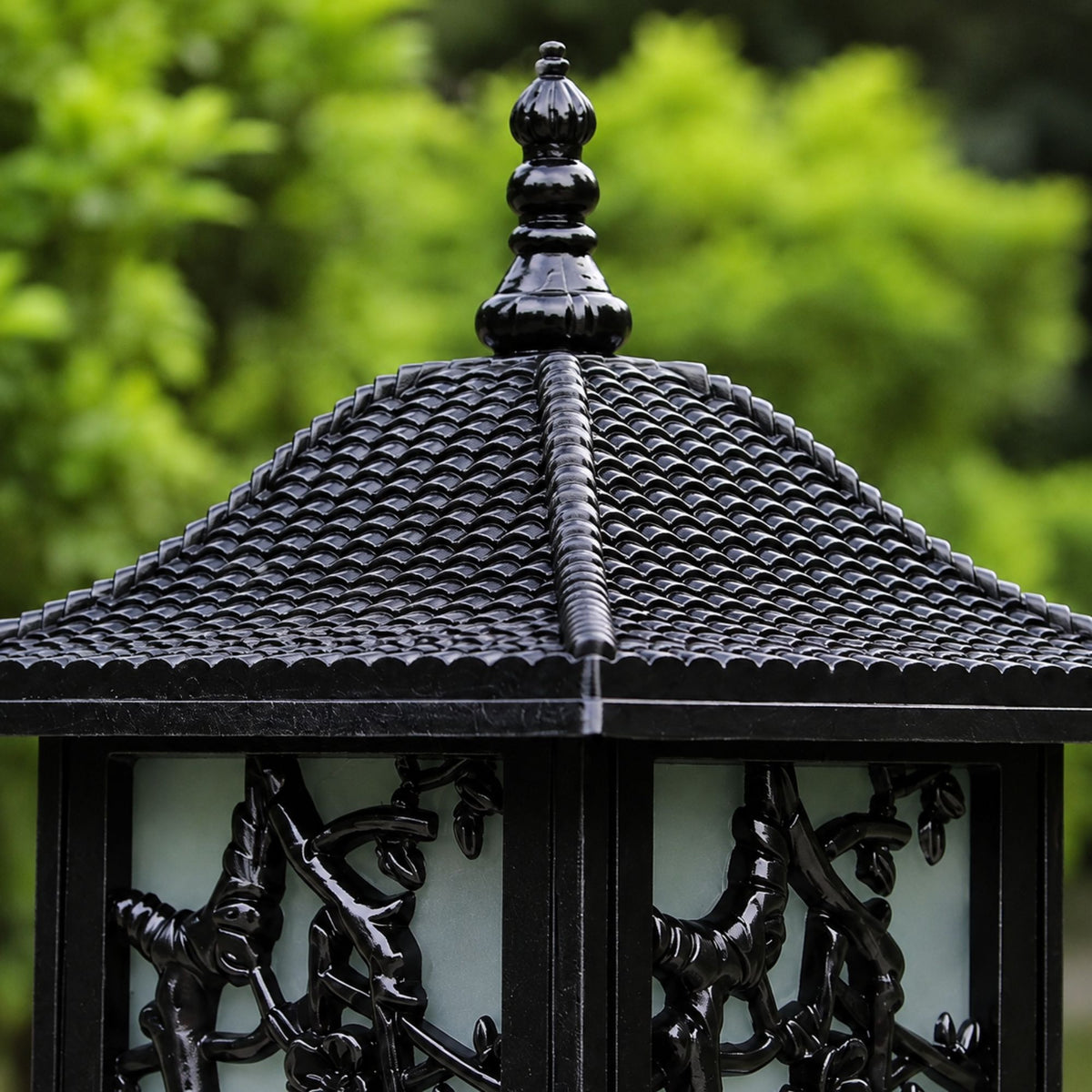 IsliLight | Elegant Floral Metal Outdoor Wall Lantern for Garden Pathways