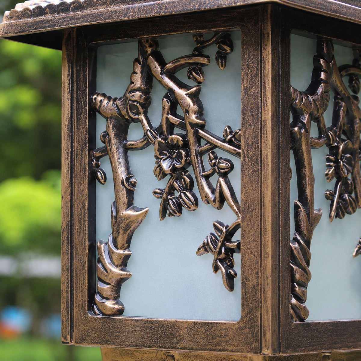IsliLight | Elegant Floral Metal Outdoor Wall Lantern for Garden Pathways
