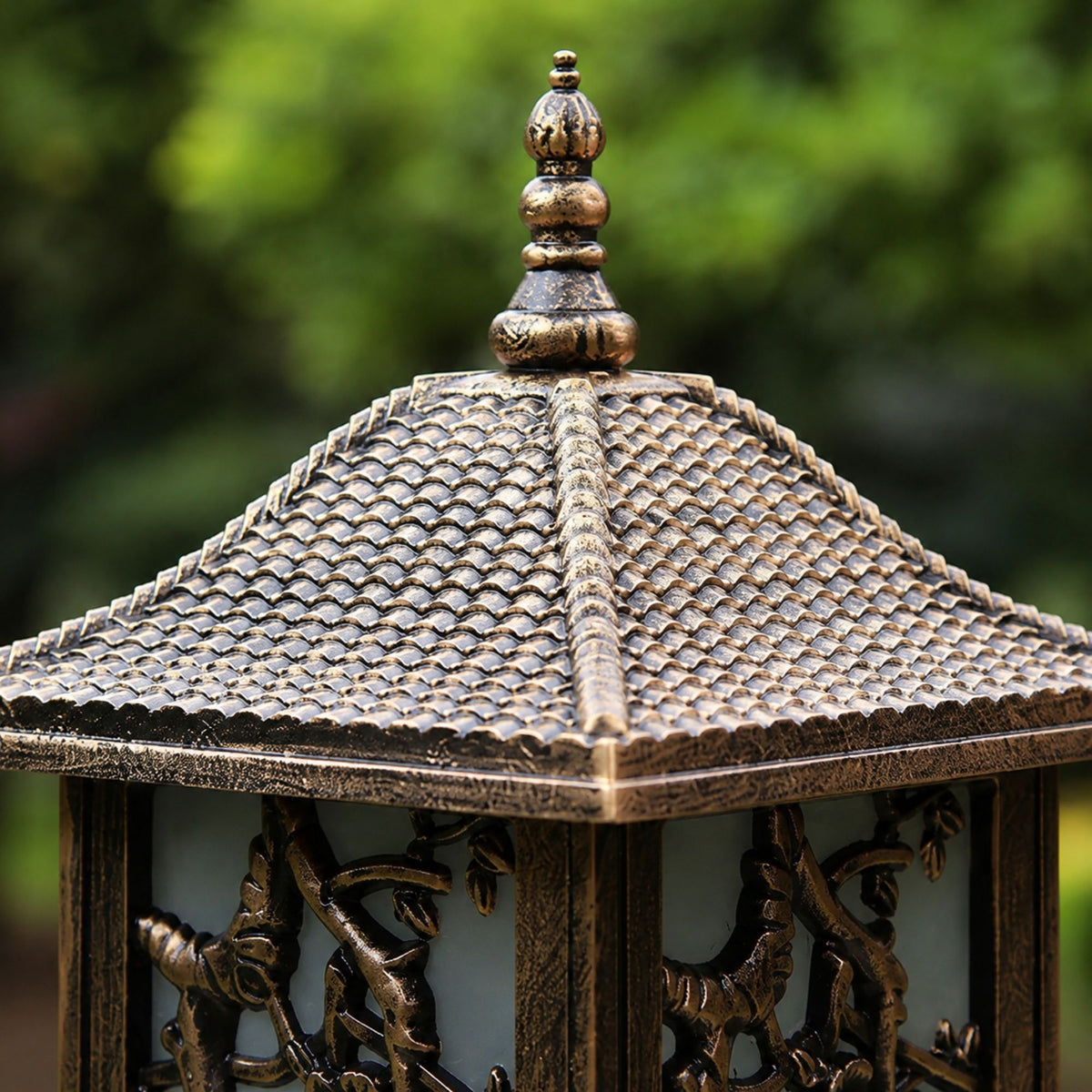 IsliLight | Elegant Floral Metal Outdoor Wall Lantern for Garden Pathways