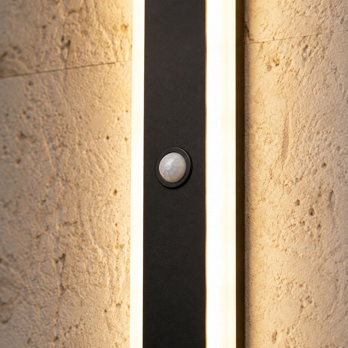 AquaGlow | Stylish Weather-Resistant Outdoor Wall Lantern Light