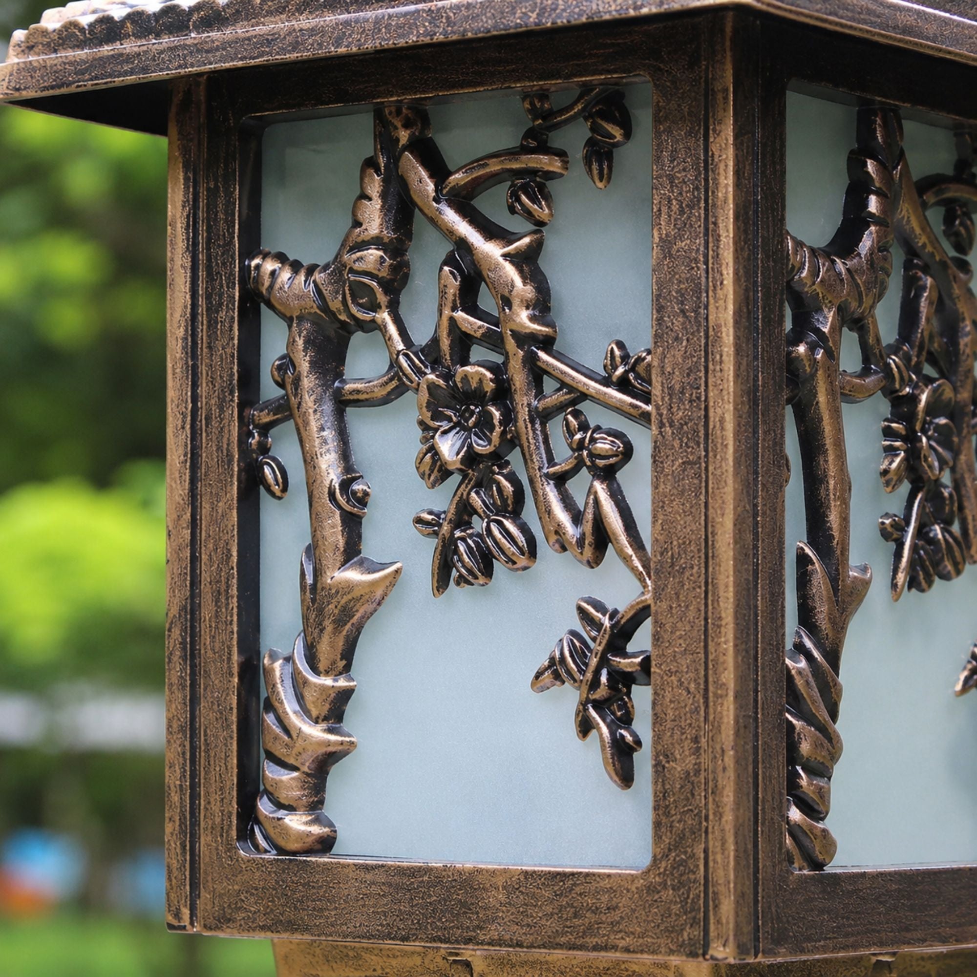 IsliLight | Elegant Floral Metal Outdoor Wall Lantern for Garden Pathways