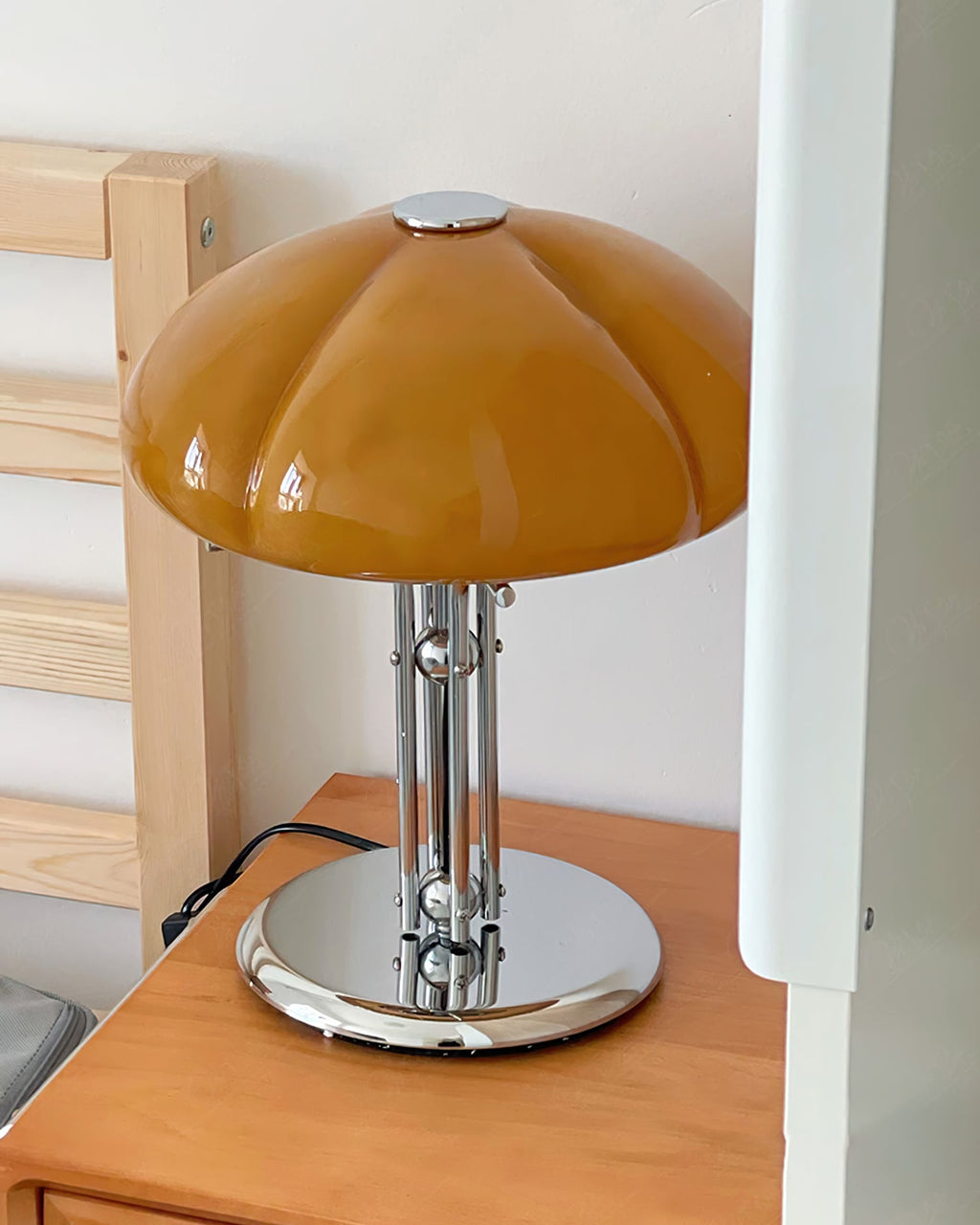 Quadrifoglio | Stylish Modern Table Lamp for Cozy Living Room Ambiance 4