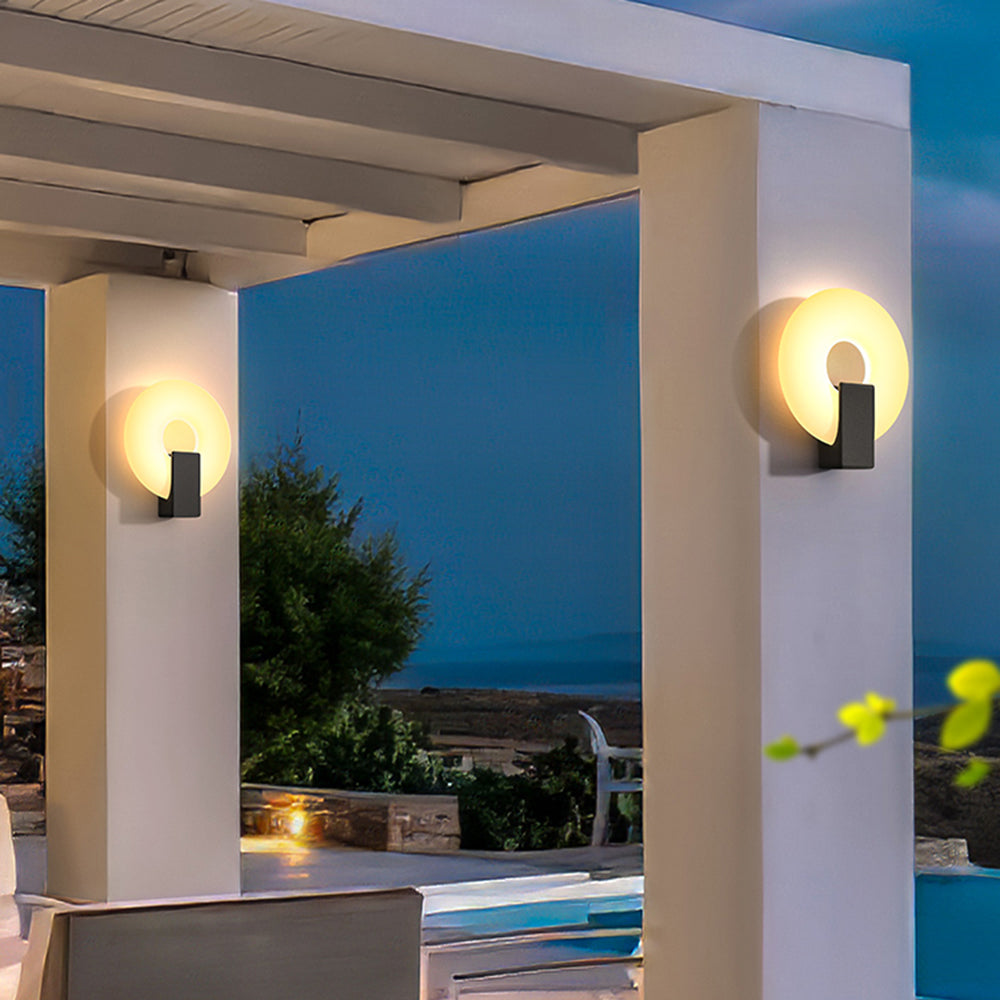 Solara | Stylish Solar-Powered Outdoor Wall Light Fixture 2