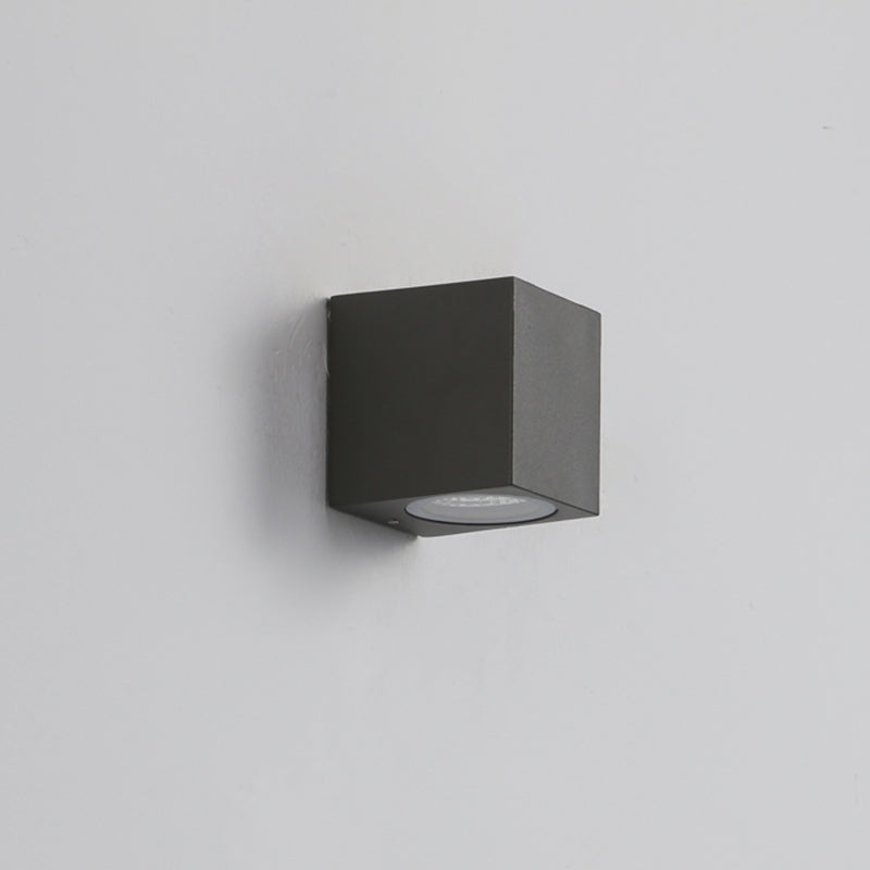 TavonLight | Elegant Minimalist Black Metal Outdoor Wall Lamp 0