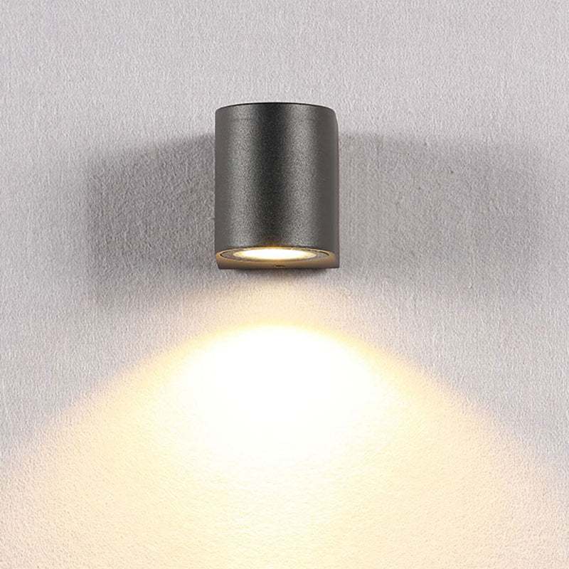 TavonLight | Elegant Minimalist Black Metal Outdoor Wall Lamp 4