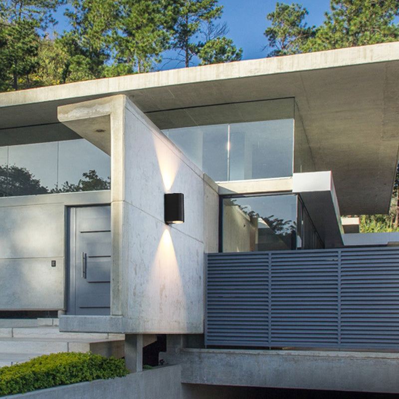 TavonLight | Elegant Minimalist Black Metal Outdoor Wall Lamp 5